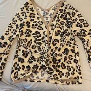 Cheetah print front knot shirt (medium)